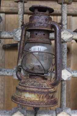 Metal ızgarada asılı eski gaz lambası