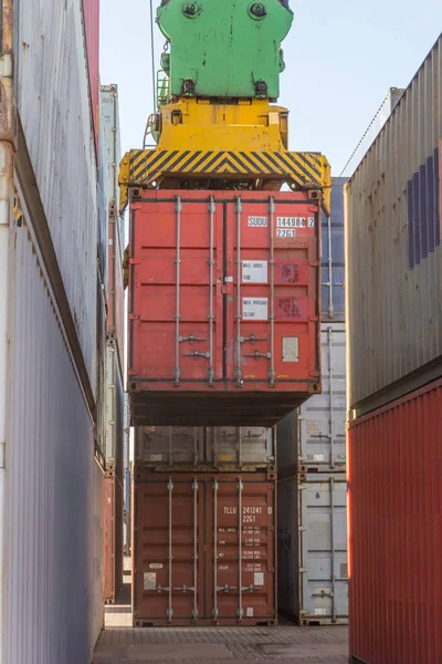 Containerkranen Tar Tag Och Lyfter Behållaren Inuti Stapeln Containerterminalen — Stockfoto
