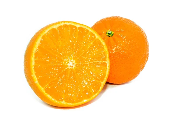 Duas mandarinas isoladas sobre um fundo branco — Fotografia de Stock