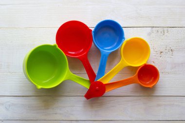 Renkli bir beyaz tahta backgrou mutfak için kaşık ölçme