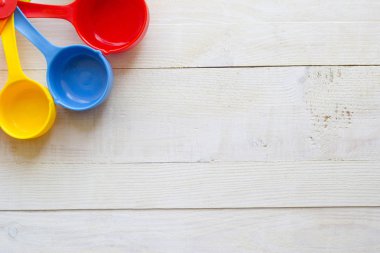 Renkli bir beyaz tahta backgrou mutfak için kaşık ölçme
