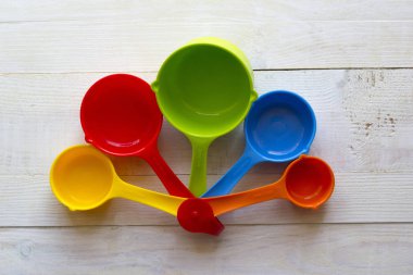 Renkli bir beyaz tahta backgrou mutfak için kaşık ölçme
