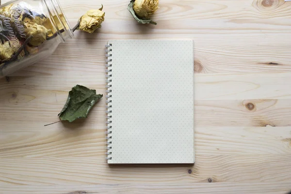 Cuaderno de puntos para la creatividad sobre un fondo de madera y un florero fi — Foto de Stock
