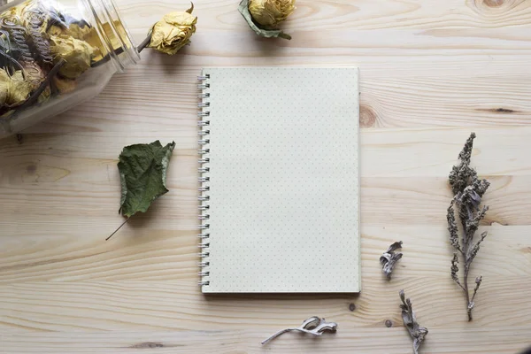 Dot anteckningsbok för kreativitet på en trä bakgrund och en vas fi — Stockfoto