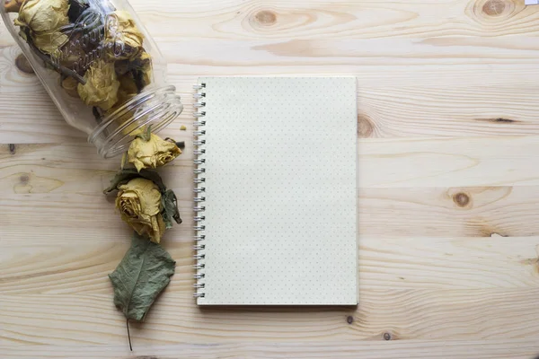 Cuaderno de puntos para la creatividad sobre un fondo de madera y un florero fi — Foto de Stock