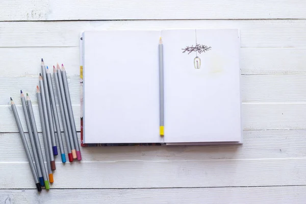 Lápices y cuaderno de papel para la creatividad, el arte, las notas y el dibujo — Foto de Stock
