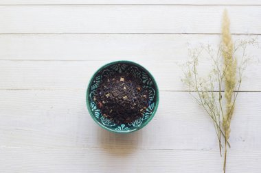 Bir beyaz tahta adam oryantal kase içinde gevşek siyah çay