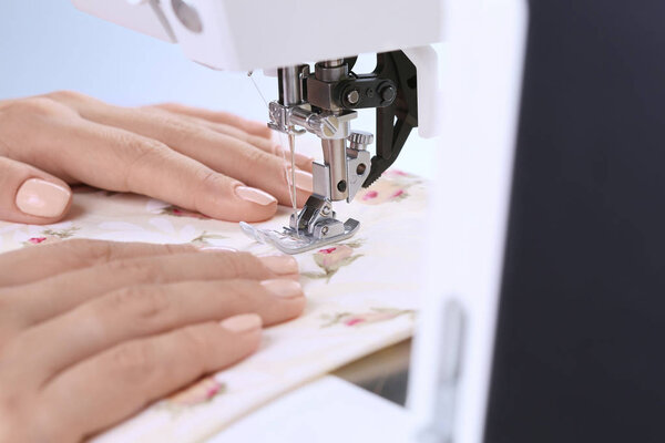 Швейная машина крупным планом