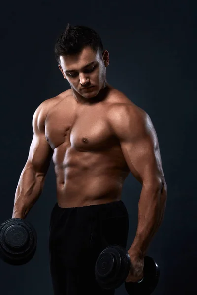 கருப்பு பா மீது dumbbell உடற்பயிற்சி செய்யும் தசை உடற்பயிற்சி — ஸ்டாக் புகைப்படம்