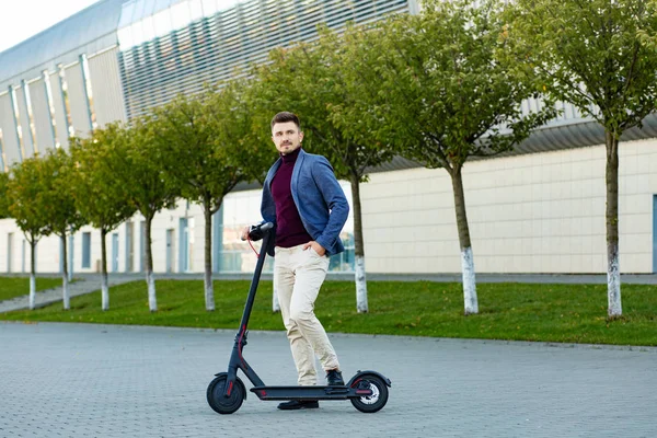 Gün Batımında Havaalanının Yanındaki Kaldırımda Scooterlı Genç Yakışıklı Adam Modern — Stok fotoğraf