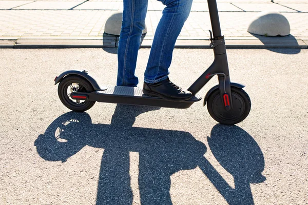 Die Beine Eines Mannes Der Auf Einem Roller Steht Der — Stockfoto