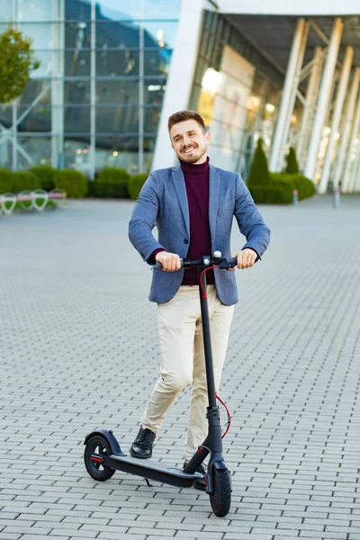 Günbatımında Merkezinin Yanındaki Kaldırımda Scooterlı Genç Yakışıklı Adam Modern Elektrikli — Stok fotoğraf