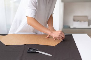 Dikiş atölyesinde çalışan moda tasarımcısının yakın portresi..