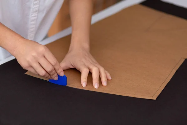 Close-up portret van mode-ontwerper werken in naaiatelier. — Stockfoto