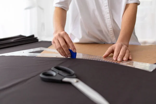 Modedesignerin arbeitet im Nähstudio — Stockfoto