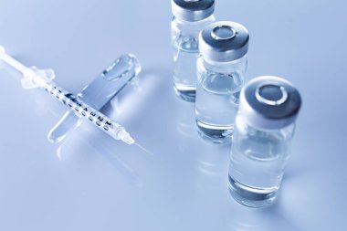 Ampule, tüp, şırınga. Tıbbi enjeksiyon, hastalıklar, sağlık, diyabet, insülin. Sıvı aşılarla dolu şırınga enjeksiyona hazırlanıyor. Tıbbi ekipman. Kopyalama alanı olan tıbbi arkaplan