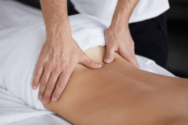 Uzaktan masaj terapisti, dairede kadın bir hastayı tedavi ediyor. Rahatlama, güzellik, vücut ve yüz bakımı. Ev masajı.