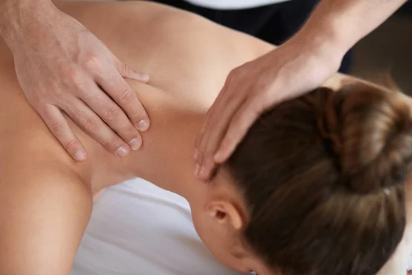 Jovem mulher bonita desfrutando pescoço e shouders massagem em spa.Professional massagem terapeuta está tratando uma paciente do sexo feminino no apartamento.Relaxamento, beleza, corpo e rosto tratamento concept.Home massagem — Fotografia de Stock