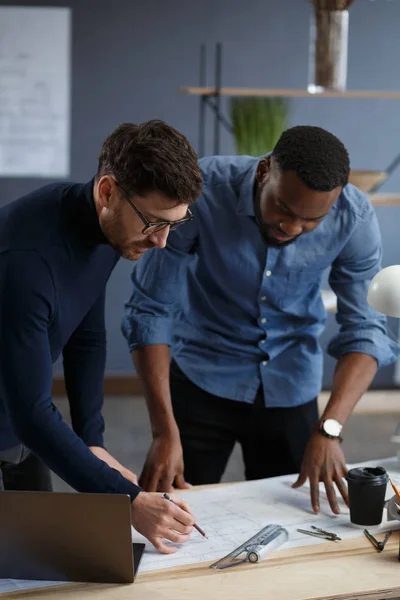 Equipo de ingenieros multirraciales trabajando en la oficina con impresiones azules y equipo de arquitecto bosquejando, discutiendo y planificando el proyecto de construcción. Socios disputando en el trabajo. Concepto de construcción empresarial — Foto de Stock