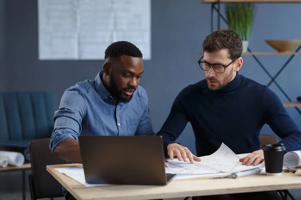 Multiracial ingenjör team som arbetar på kontoret med blå tryck och arkitektutrustning skissa, diskutera och planera byggprojekt. Partners som ifrågasätter på jobbet. Affärsbyggnadskoncept — Stockfoto