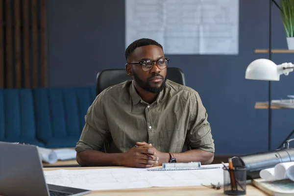 Arquiteto afro-americano trabalhando no escritório com laptop.Business retrato de homem barbudo bonito preto vestindo óculos sentado no local de trabalho.Empresário confiante tornou-se bem sucedido.Conceito de negócio — Fotografia de Stock