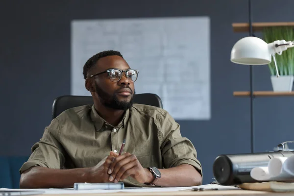 Afro-Amerikaanse architect aan het werk met laptop.Zakelijk portret van zwarte knappe bebaarde man met bril op zittend op werkplek.Zelfverzekerde zakenman succesvol geworden.Zakelijk concept — Stockfoto