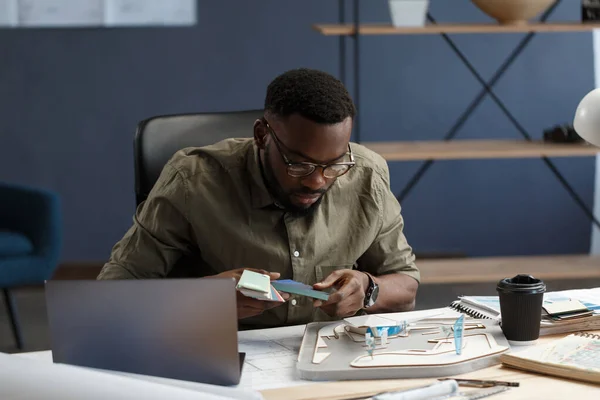 Arquiteto afro-americano trabalha no escritório com modelo 3d. Retrato de negócios de homem barbudo bonito preto usando óculos sentados no local de trabalho.Empresário confiante tornou-se bem sucedido.Conceito de negócio — Fotografia de Stock