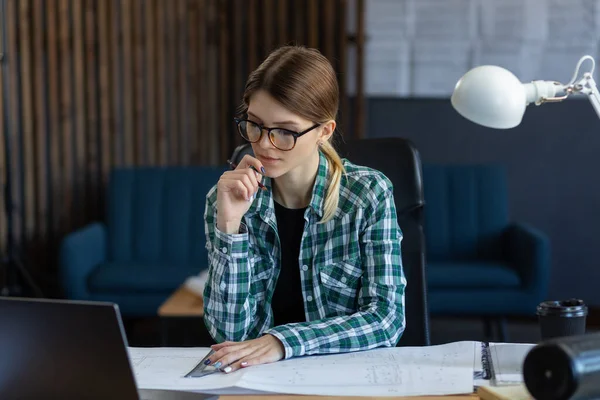 Arkitekt ritar ritningar på kontoret. Ingenjör skissar ett byggprojekt. Arkitektonisk plan. Närbild porträtt av vacker kvinna koncentrerad på arbete. Affärsbyggnadskoncept — Stockfoto