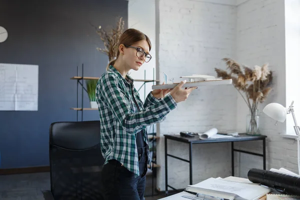 3D-architect werkt in kantoor met het bouwen van 3D-model. Ingenieur inspecteert de bouw lay-out, op zoek naar nieuwe ideeën voor de bouw project. Mooie vrouw op het werk. Bedrijfsbouwconcept — Stockfoto