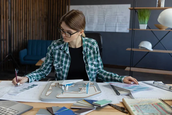 Arquitecto 3d que trabaja en la oficina con el modelo de edificio 3D. Ingeniero inspeccionar el diseño del edificio, la búsqueda de nuevas ideas para el proyecto de construcción. Hermosa mujer en el trabajo. Concepto de construcción empresarial — Foto de Stock