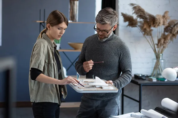 3D Mimarlar Ekibi, 3D modelle birlikte ofiste çalışıyor. Mimarlar bina düzenini inceler, inşaat projesini planlar, yeni fikirler arar. Ortaklar iş yerinde tartışıyor. İş konsepti