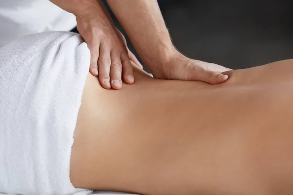 Giovane bella donna godendo schiena e grida massaggio in spa.Professional massaggiatore sta trattando una paziente in appartamento.Relax, bellezza, corpo e trattamento viso concettuale.Massaggio a casa — Foto Stock