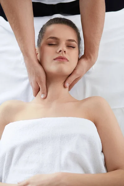 Junge schöne Frau genießt Nacken und Shouders Massage. — Stockfoto