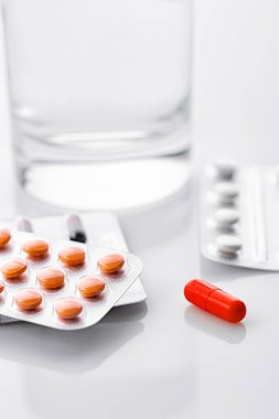 Coronavirus 2019-nCoV. Roman Coronavirus, Orta Doğu Solunum Sendromu. Haplar. Çin Coronavirüs salgını. Virüs Salgını Koruma Konsepti
