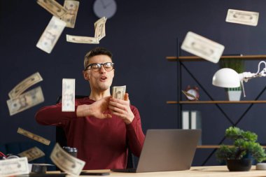 Zenginim. Bir evdeki genç serbest çalışan ya da iş adamının portresi