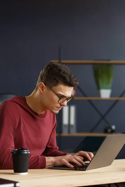 Een jonge freelancer die thuis werkt met een laptop. Bedrijfspost — Stockfoto
