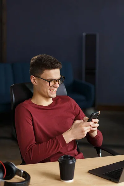 Young man using smartphone and smiling. Happy businessman using — Stock Photo, Image