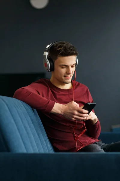 Disfruta escuchando música.Joven con auriculares escuchando música — Foto de Stock