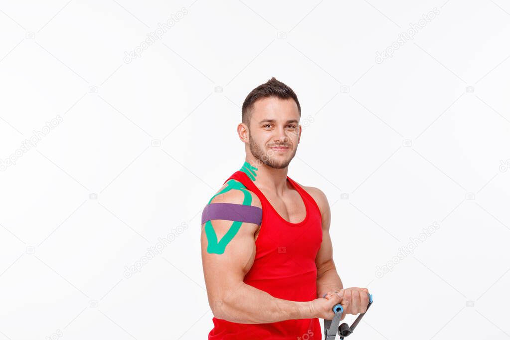 Grabación de kinesiología. Cinta Kinesiológica en rodilla y hombro del