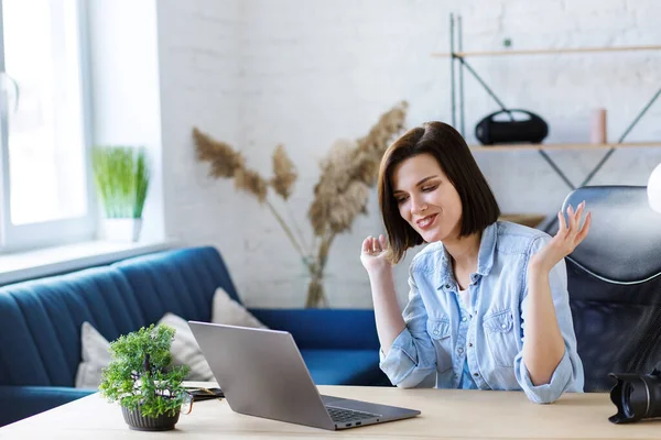 Working from home.Communication online with colleagues and freelancers and video conference. Portrait of smiling female freelancer using laptop for a online meeting in video call — Stock Photo, Image