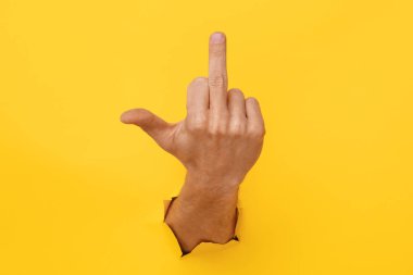 Sarı renkte bir el. Yırtık kağıt. Boşluğu kopyala.