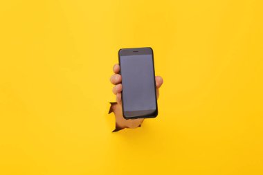 Uzayı akıllı telefon ekranında, modaya uygun sarı renkte kopyala
