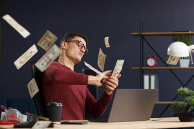 Zenginim. Bir evdeki genç serbest çalışan ya da iş adamının portresi