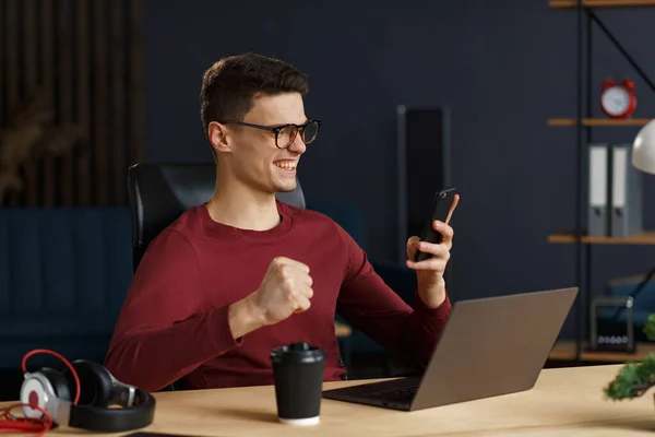 El mejor día de mi vida. Retrato de un joven freelancer o empresario — Foto de Stock