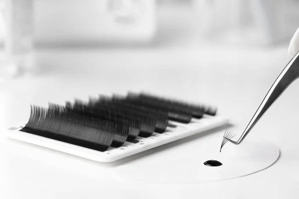 Kirpik uzatma aletleri. Sahte kirpik kiti. Kirpik uzatma için aksesuarlar. Kirpik yapıştırıcısı ve kavisli cımbız. Kirpik uzatma işlemi