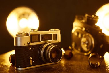 Retro analog kamera. Eski film kamerası.