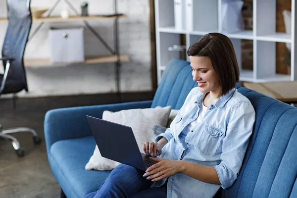 Trabajando desde casa. Comunicación en línea. Retrato de una freelancer sonriente usando laptop — Foto de Stock