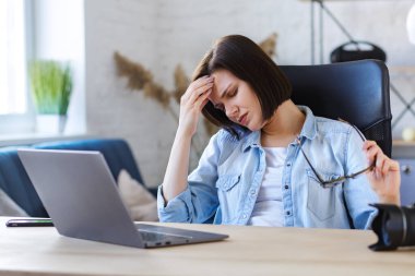 Ev işlerinde fazla mesai yapmaktan yorulmuş. Stresli iş kadınlarının finansal sorunları ve finansal krizlerin üstesinden gelmek için fikir arayışları var. İflas, yanma ve aşırı çalışma kavramları olan girişimciler.