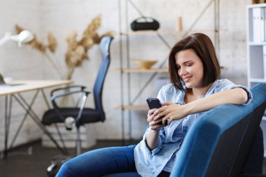 Evde kal. Kendini soyutlama. Sosyal medya zamanı. Karantina döneminde evde vakit geçirmek. Rahatlama, rahatlama ve stres yönetimi. Mobil aygıtlarla çalışan gençlerin kavramı