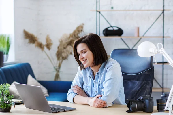 Kommunikation online med kollegor och frilansare och videokonferens. Porträtt av leende kvinnlig frilansare med bärbar dator för ett online-möte i videosamtal — Stockfoto